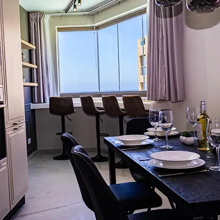 Penthouse With Stunning Views And Pool 公寓 *