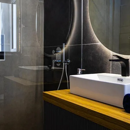 De Luxe Pointe Ph Apartment